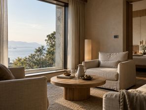 面朝海景落地窗的酒店客房休息区