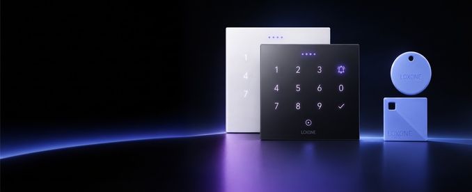 白色与黑色两款 NFC Code Touch 门禁键盘和 NFC 钥匙扣,摆在泛着紫色光带的深色台面上