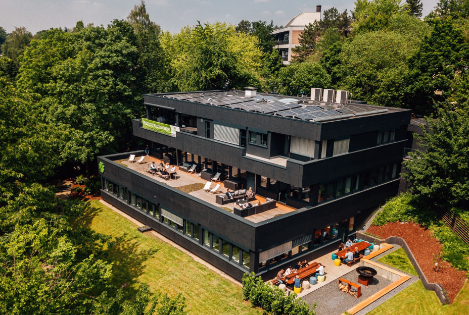 PH-building-outside-sunny-day-shading@2x Gebäudeautomation in einem Appartement.