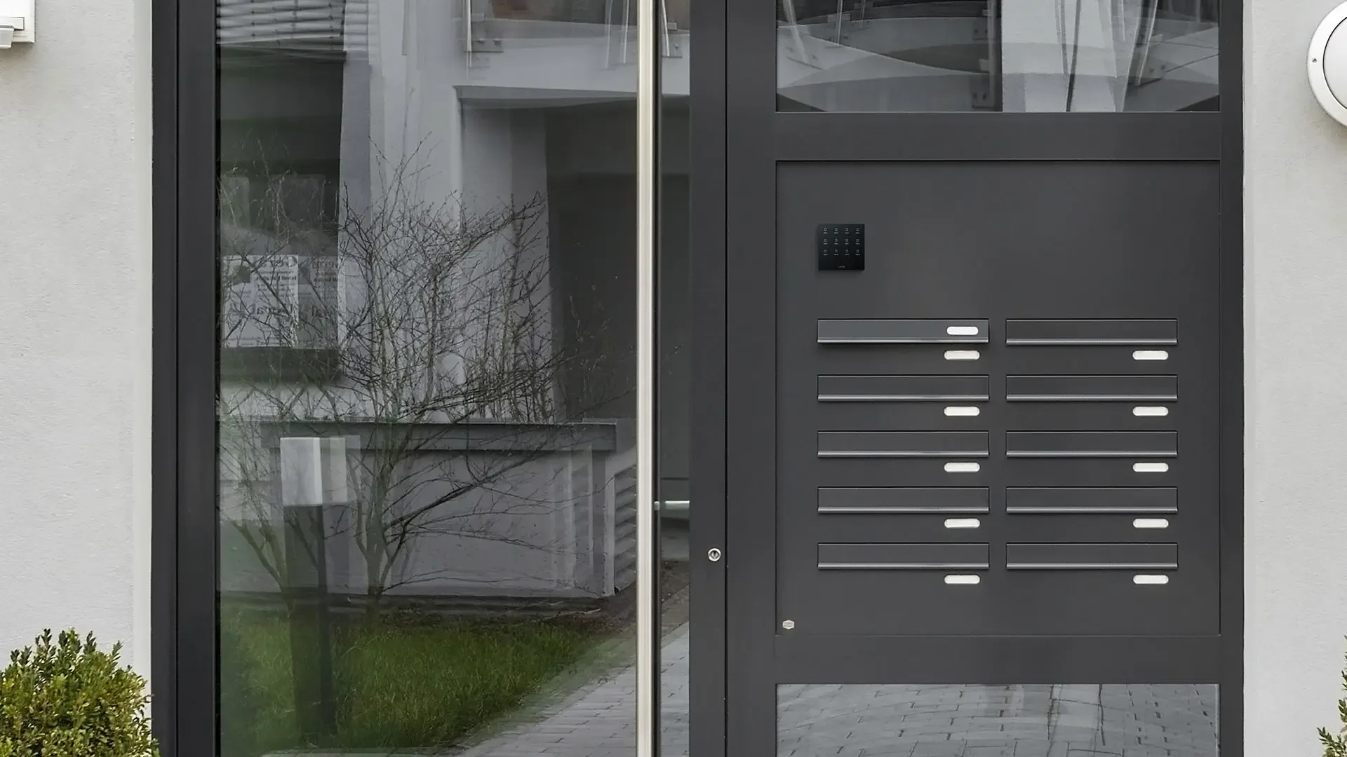 Touch Pure Flex Anthracite 在住宅楼的入口门上